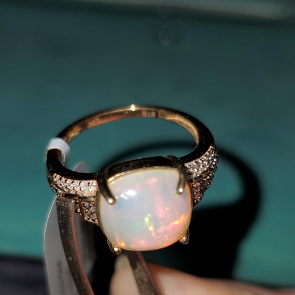 GORGEOUS 10KT GOLD ETHIOPIAN OPAL AND DIAMOND RING, NWT!! - Picture 5 of 8